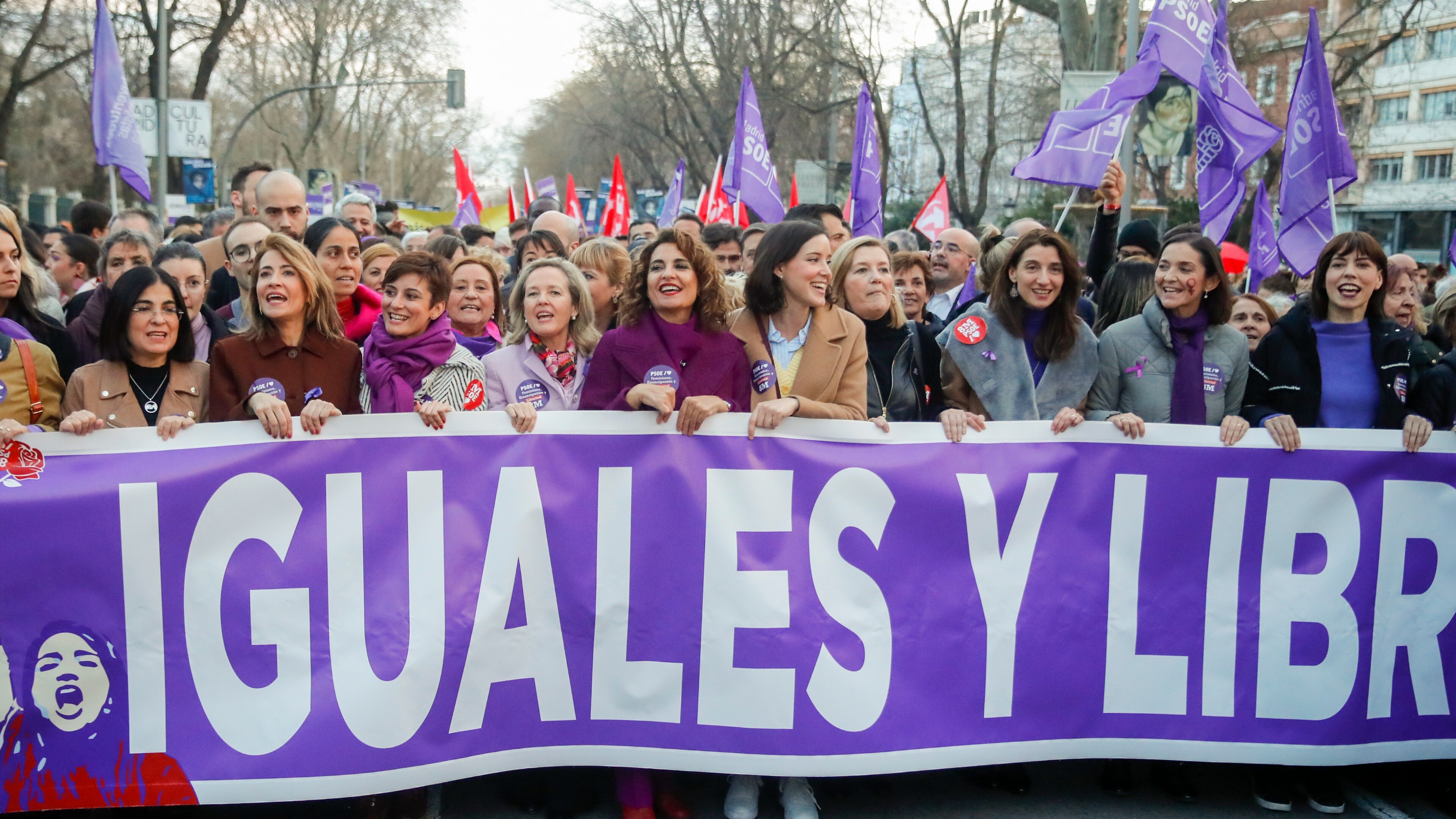 Manifestació per la igualtat salarial amb pancartes